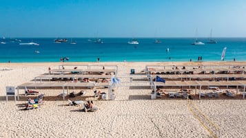 Privatstrand in der Nähe, weißer Sandstrand, Liegestühle, Sonnenschirme