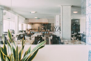 供应早餐、午餐和晚餐