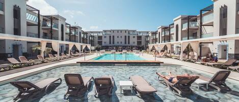 Piscina externa, espreguiçadeiras