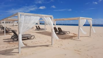Praia particular nas proximidades, areia branca, espreguiçadeiras