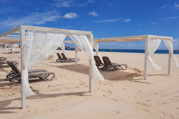 Plage privée à proximité, sable blanc, chaises longues, parasols