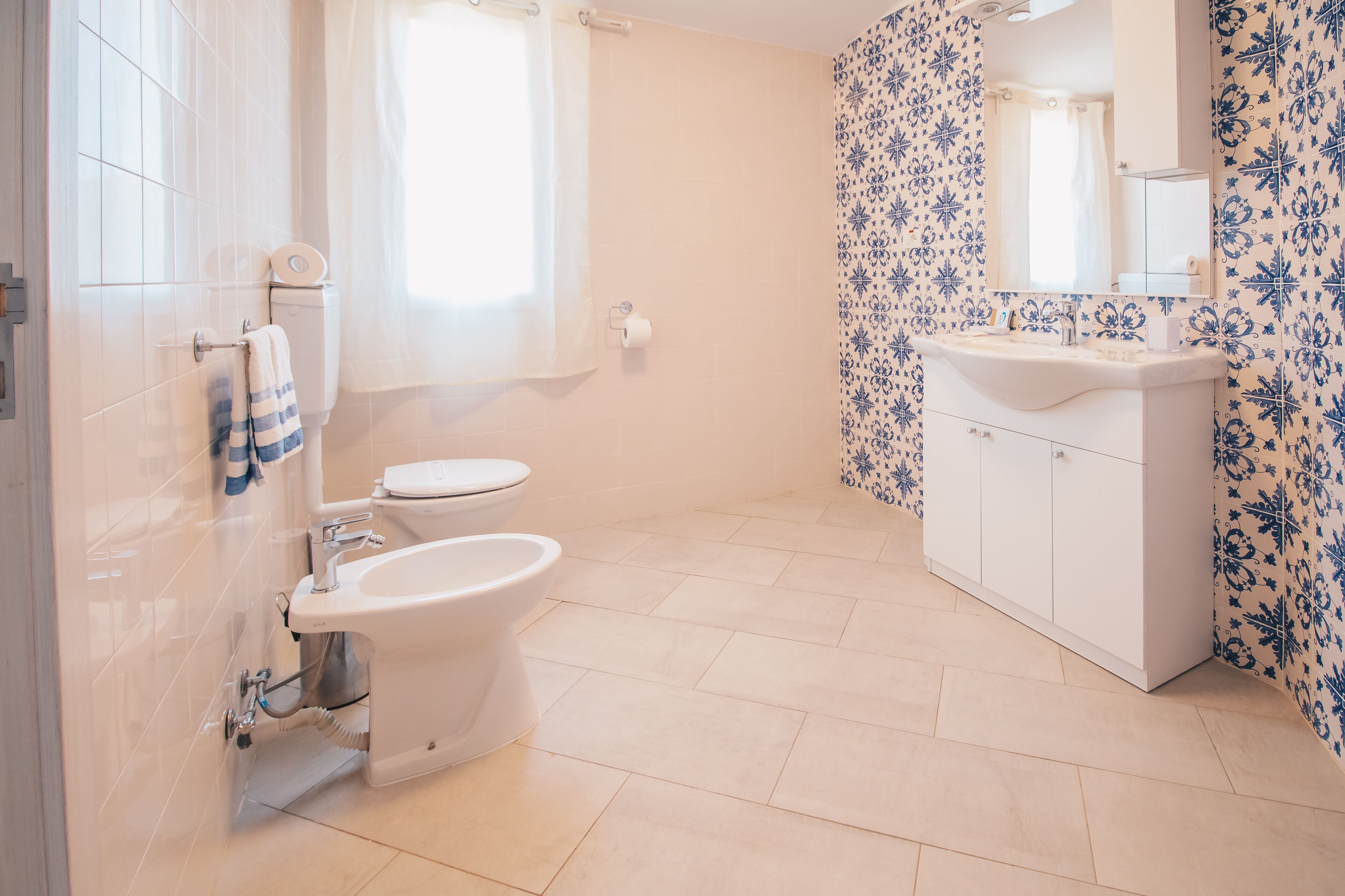 superior suite, 3 bedrooms | bathroom | shower, free toiletries, hair dryer, bidet