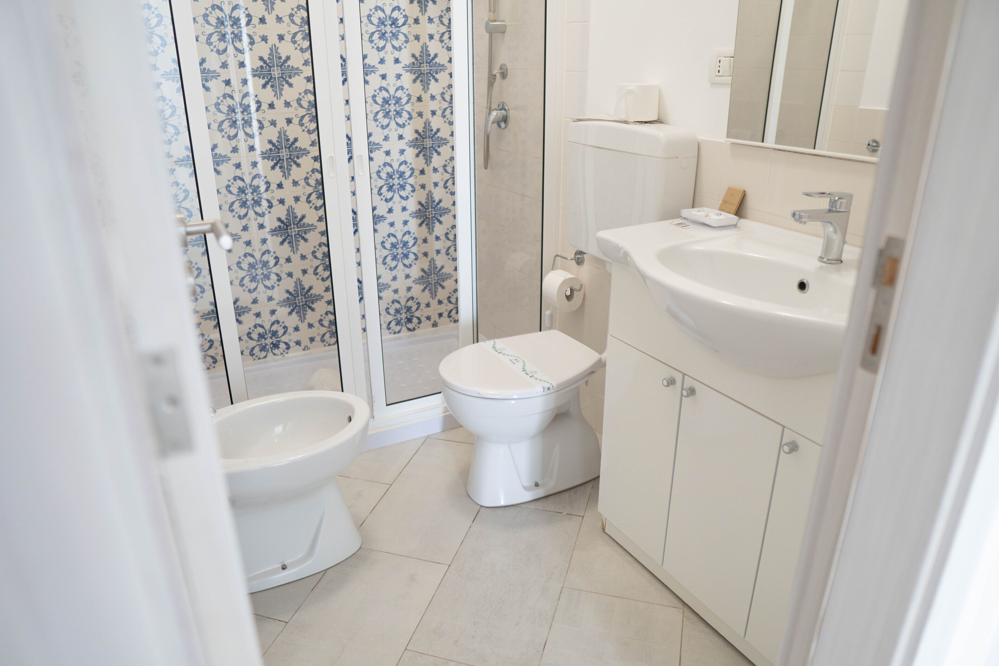 panoramic suite | bathroom | shower, free toiletries, hair dryer, bidet