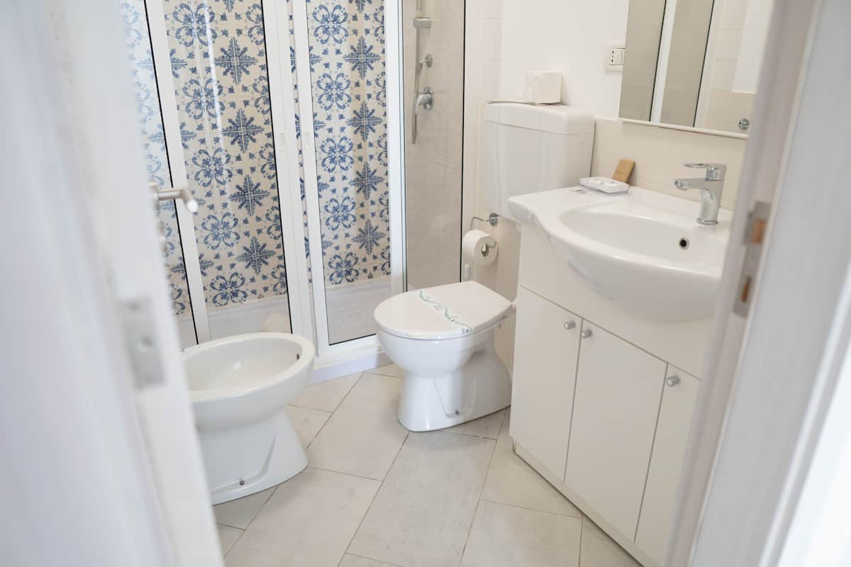 panoramic suite | bathroom | shower, free toiletries, hair dryer, bidet