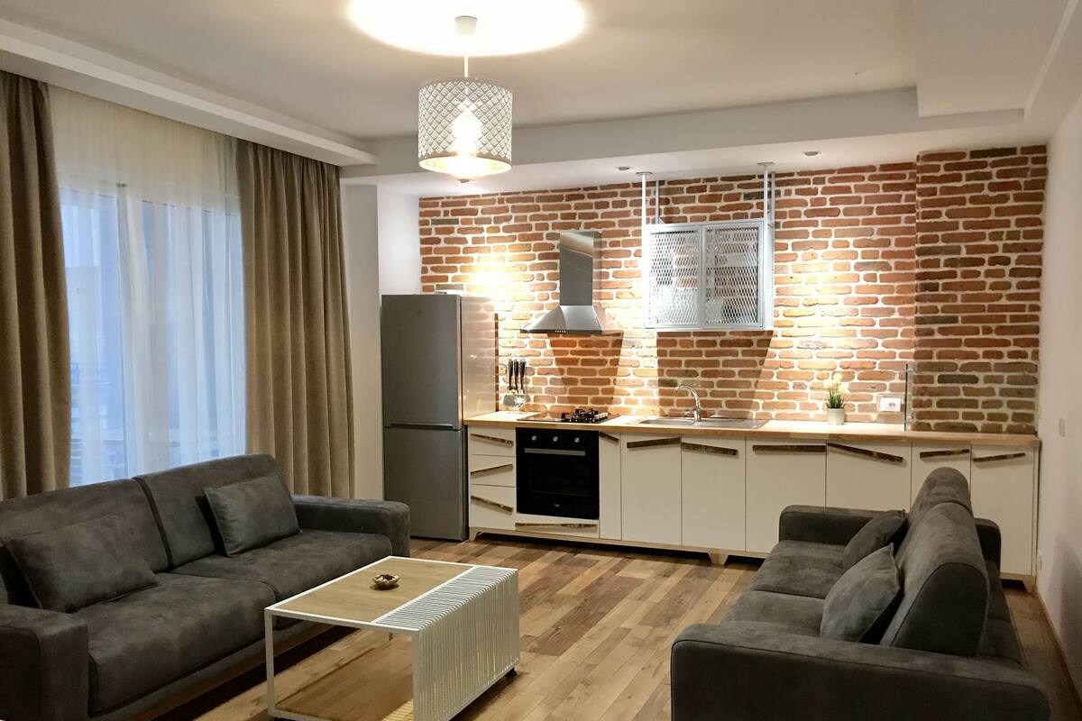 Studio | Oppholdsområde | En 102-centimeters LCD-TV med kabel-kanaler samt TV