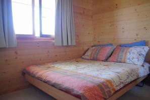 2 bedrooms, iron/ironing board, travel cot, free WiFi - Two-bedroom apartment with private entrance and private garden (Leysin)