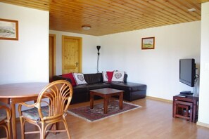 Una televisión, un reproductor de DVD, una mesa de tenis de mesa, libros