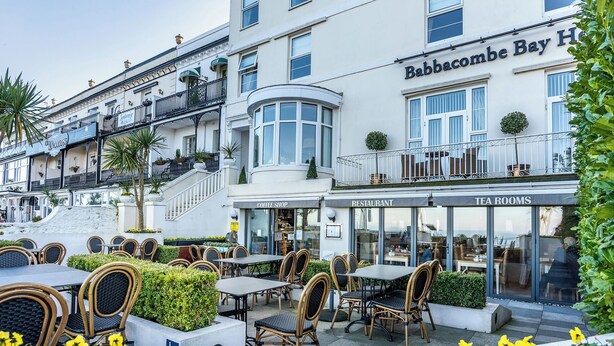 A hotel with outdoor seating, a coffee shop, and tea rooms. - 1 bedroom accommodation in Torquay (Torquay)