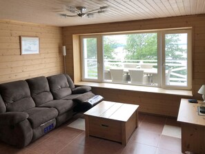 TV - Comfortable cottage on a beautiful lake (Uro)