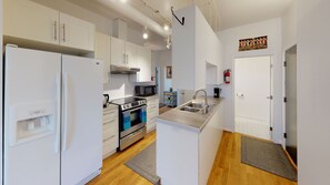 Réfrigérateur, micro-ondes, four, plaque de cuisson