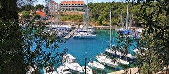 Frente al mar Villa Breeze Pasos a la playa en Milna en la isla de Brac Croacia!