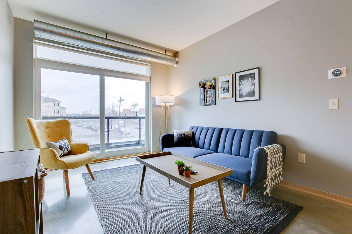 Luxury Apartment, 1 Bedroom (1 Bathroom) | Living room | 45-inch TV with digital channels