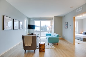 Signature Apartment, 1 Bedroom, Non Smoking | Living area - The Luxe Suites at Prospect Park (Minneapolis)