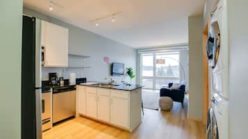 City Apartment, 1 Bedroom | Private kitchen | Fridge, microwave, stovetop, dishwasher
