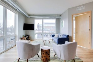 Télévision de 45 pouces avec chaînes numériques