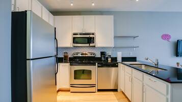 City Apartment, 1 Bedroom | Private kitchen | Fridge, microwave, stovetop, dishwasher
