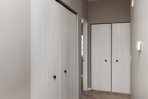 Apartament Grand, 2 dormitoris, no fumadors, accés a la piscina | 1 dormitori, planxa i posts de planxar, wifi gratuïta i roba de llit