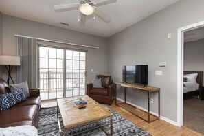 Apartament urbà, 1 dormitori, no fumadors, accés a la piscina | Sala d'estar | Televisor de 45 polzades amb canals digitals