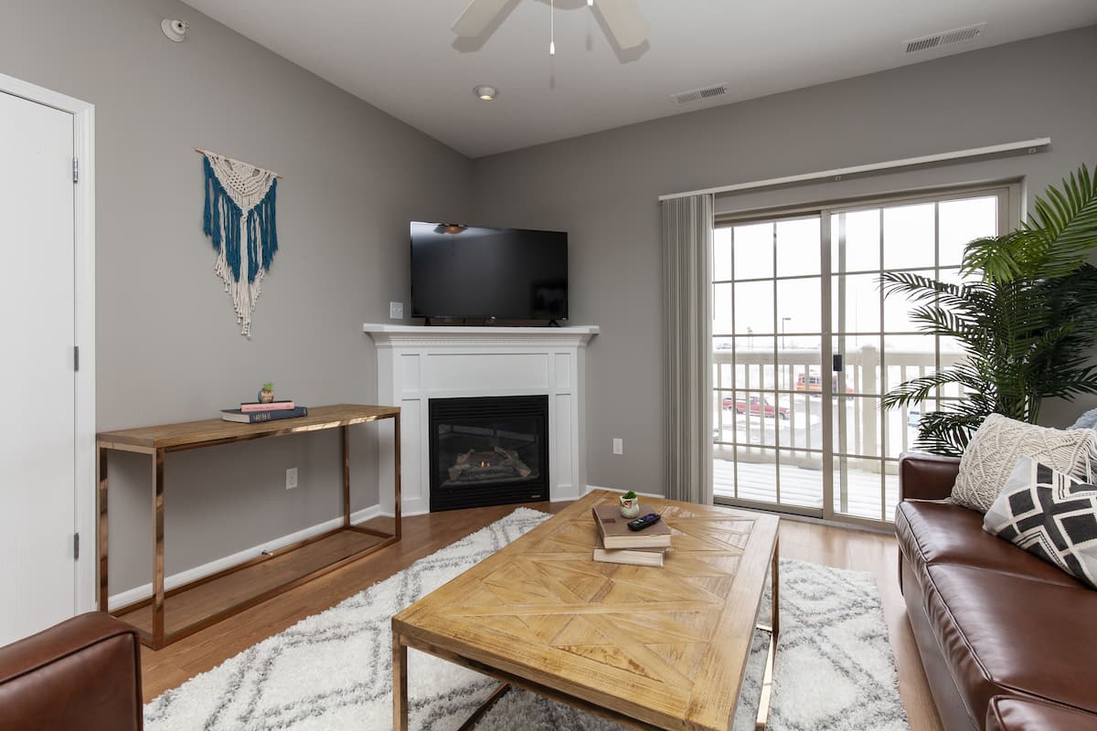 Grand Apartment, 2 Bedrooms, Non Smoking, Pool Access | Television