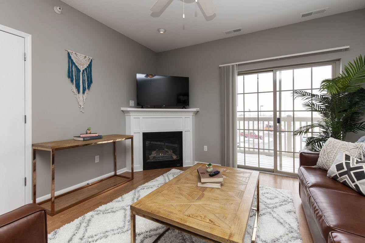 Grand Apartment, 2 Bedrooms, Non Smoking, Pool Access | Television