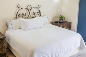 1 habitación y tabla de planchar con plancha 