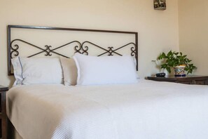 1 habitación y tabla de planchar con plancha 