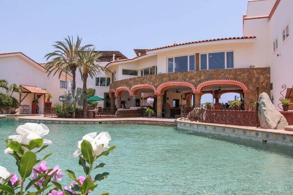 Una piscina al aire libre