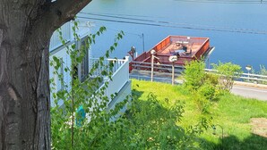 A lakeside view with a dock and a building with a red roof. - Cozy cottage get-away at Lake Winnipesaukee with swim access off dock (Alton)