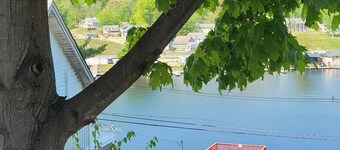 Cozy cottage get-away at Lake Winnipesaukee with swim access off dock