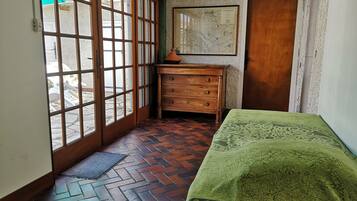 2 chambres, fer et planche à repasser