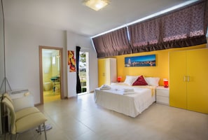 Familienapartment, Terrasse, Blick auf den Innenhof | Allergikerbettwaren, schallisolierte Zimmer, Bügeleisen/Bügelbrett