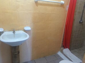 Shower, towels - Darwin Hostel (Puerto Ayora)