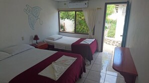 Triple Room | Free WiFi - Darwin Hostel (Puerto Ayora)