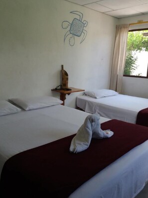 Triple Room | Free WiFi - Darwin Hostel (Puerto Ayora)