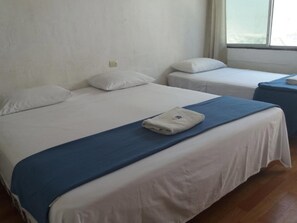 Triple Room | Free WiFi - Darwin Hostel (Puerto Ayora)