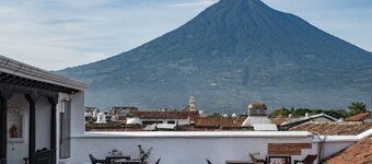 Central Antigua colonial apartment with kitchen