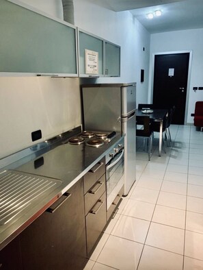 Geladeira grande, fogão, cooktop, cafeteira/chaleira