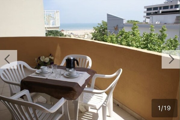 Apartamento executivo, 1 quarto, vista parcial para o mar | Terraço/pátio