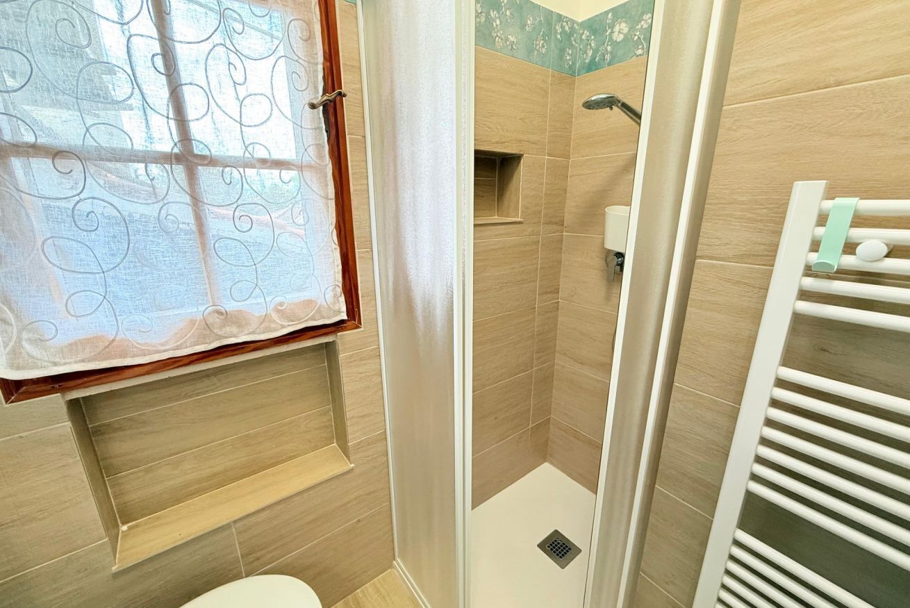 Douche, bidet, papier toilette