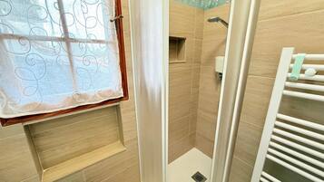 Douche, bidet, papier toilette