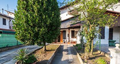 Elegant 3-rooms-detached house, air conditioning, large covered terrace with grill.