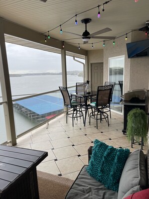 Outdoor dining - Luxurious TOP FLOOR condo with a 10 Mile View in the heart of Osage Beach! (Osage Beach)