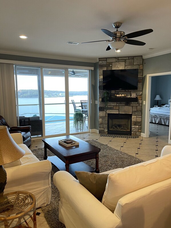 Een televisie en een open haard