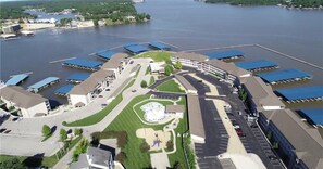 Ein Luftbild eines Anwesens am Wasserufer mit mehreren Gebäuden, Parkplätzen und einem zentralen, begrünten Bereich.
