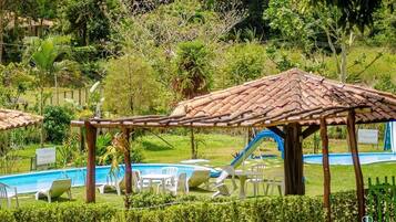 Ulkouima-allas, aurinkotuoleja