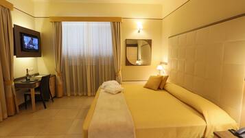 1 chambre, minibar, coffres-forts dans les chambres, bureau