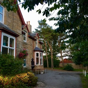 Mặt tiền nơi lưu trú - ban đêm