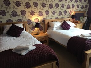 Phòng dành cho gia đình, quang cảnh vườn | Bàn, bàn ủi/dụng cụ ủi quần áo, nôi/giường cho trẻ sơ sinh (phụ phí) 