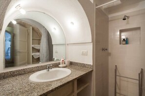 Dusche, Haartrockner, Bidet, Handtücher