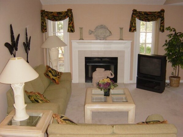 A living room with a fireplace, a television, and a sofa. - GREAT LOCATION - COMFORTABLE, WELL APPOINTED, UPDATED !! (Hilton Head Island)